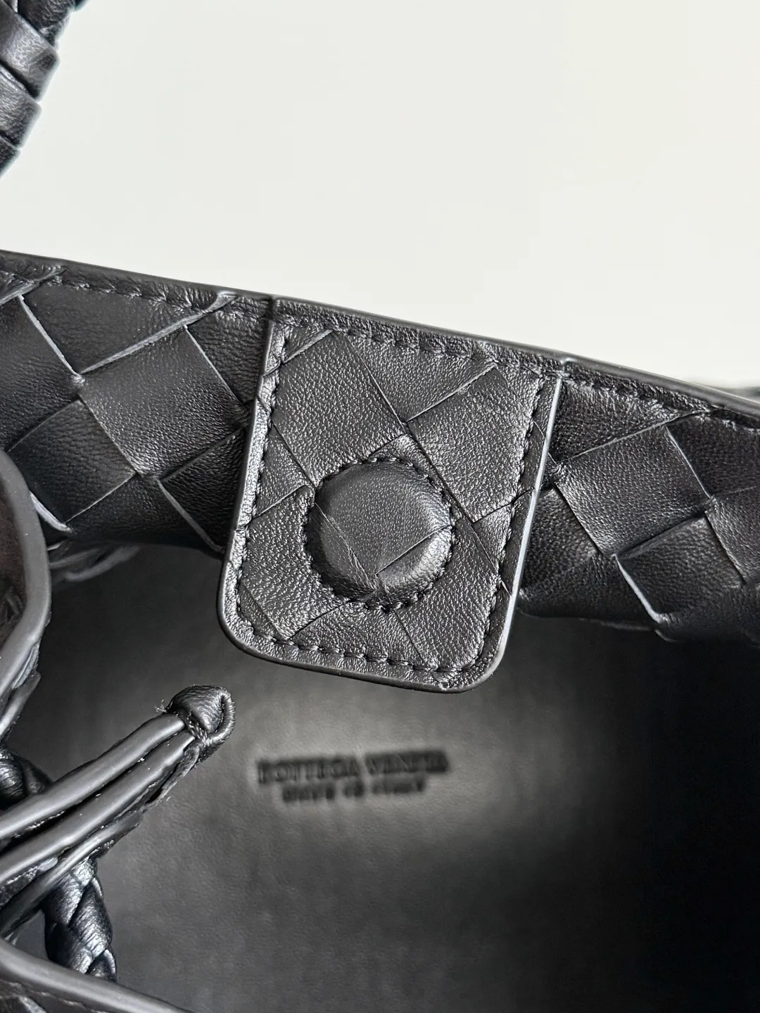 Batch 2060 BOTTEGA VENETA 2025 Autumn New Product Medium Parachuta The long-awaited new medium parachuta is here, with a unique appearance and iconic metal knots, and a whole piece of leather folds the four corners into a parachute shape! The exquisite Knot metal buckle is like putting jewelry on a bag. It is high-end and elegant. Its super capacity can hold all your things! The overall effect of this bag is very different from before. It is neither too delicate to provide a large capacity nor too bulky because of its practicality. It simply provides a perfectly suitable bag for casual and simple people👜 Style number: 835921 Size: 29.5*18.5*17.5cm